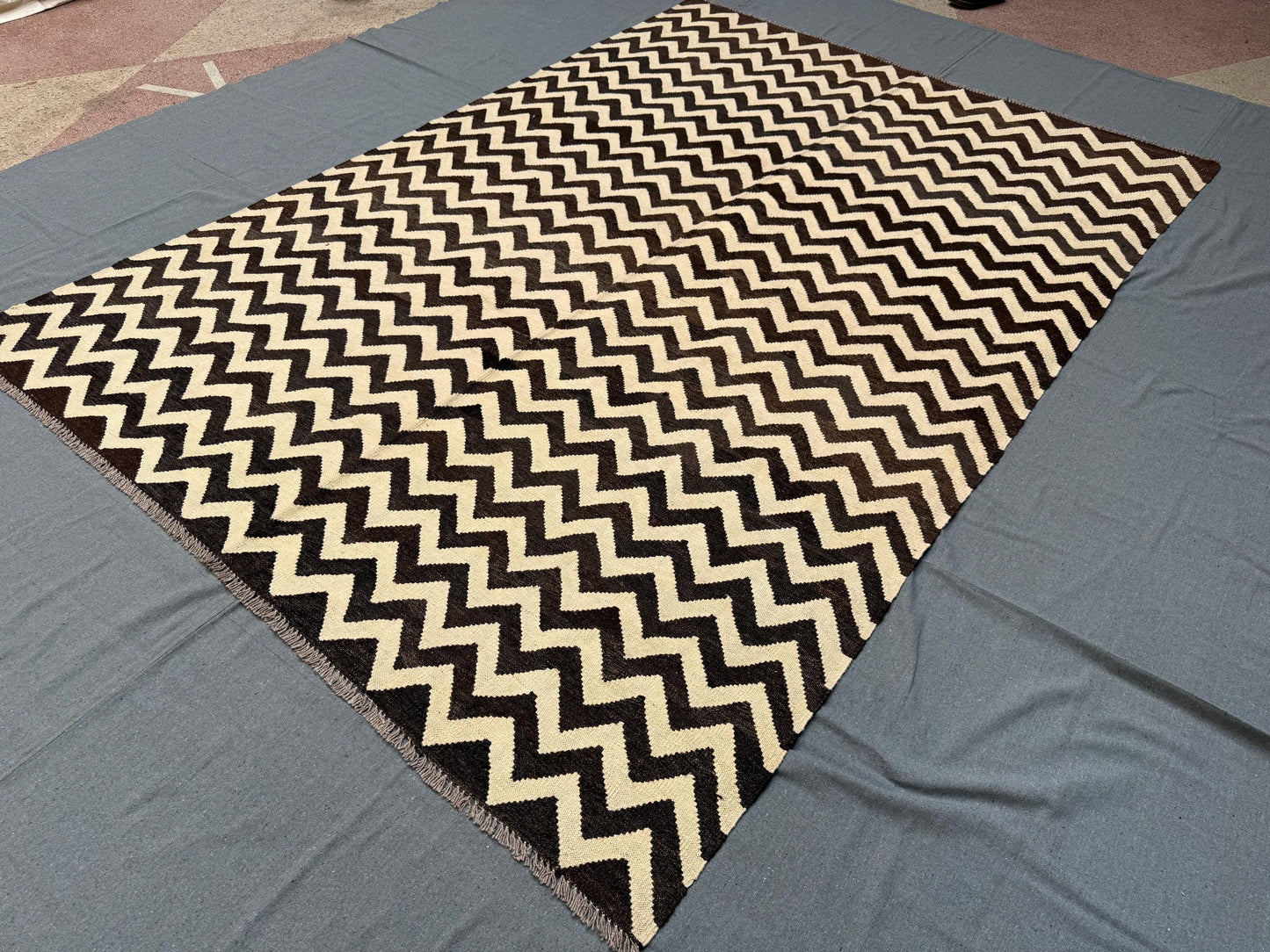 Handmade Kilim Rug-Bold Pattern in Black and Ivory Flatweave Wool Kilim,Turkish Kilim Rug-Modern Wool Flatweave Carpet in Neutral Tones