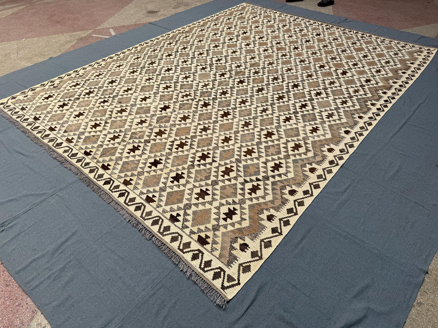 Handmade Kilim Rug -Geometric Wool Flatweave in Neutral Earthy Tones,Turkish Kilim Rug - Handwoven Geometric Wool Carpet in Beige and Brown.