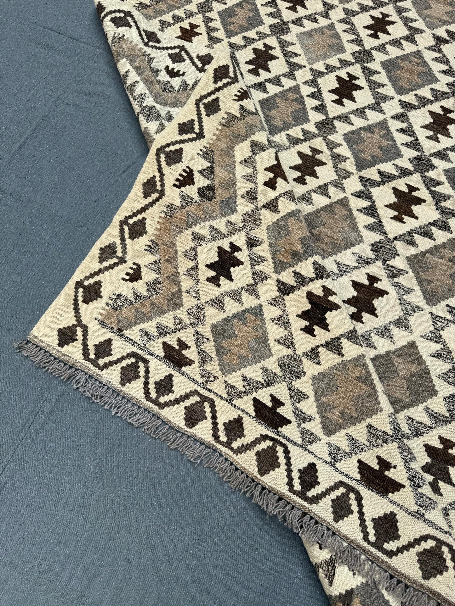 Handmade Kilim Rug -Geometric Wool Flatweave in Neutral Earthy Tones,Turkish Kilim Rug - Handwoven Geometric Wool Carpet in Beige and Brown.