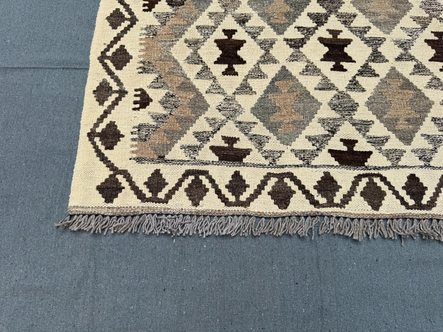 Handmade Kilim Rug -Geometric Wool Flatweave in Neutral Earthy Tones,Turkish Kilim Rug - Handwoven Geometric Wool Carpet in Beige and Brown.