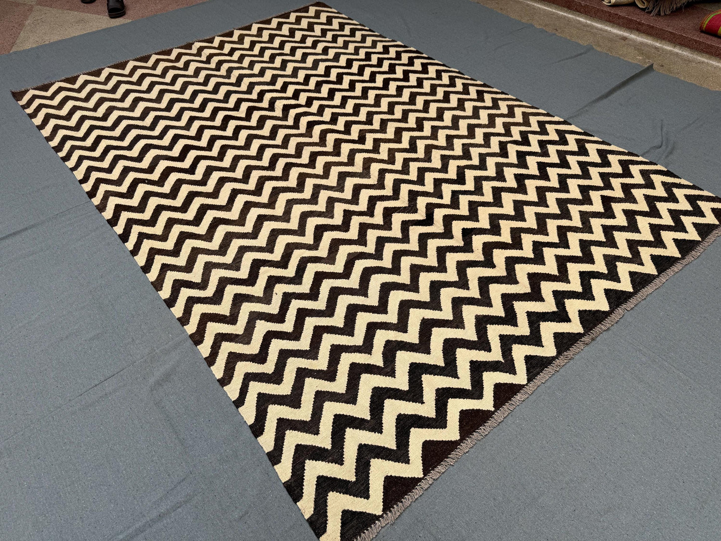 Handmade Kilim Rug-Bold Pattern in Black and Ivory Flatweave Wool Kilim,Turkish Kilim Rug-Modern Wool Flatweave Carpet in Neutral Tones