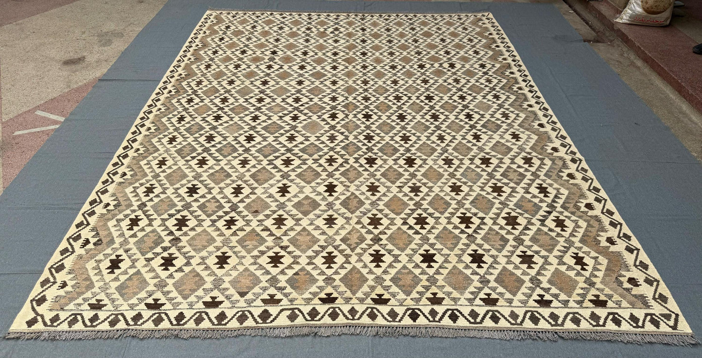 Handmade Kilim Rug -Geometric Wool Flatweave in Neutral Earthy Tones,Turkish Kilim Rug - Handwoven Geometric Wool Carpet in Beige and Brown.