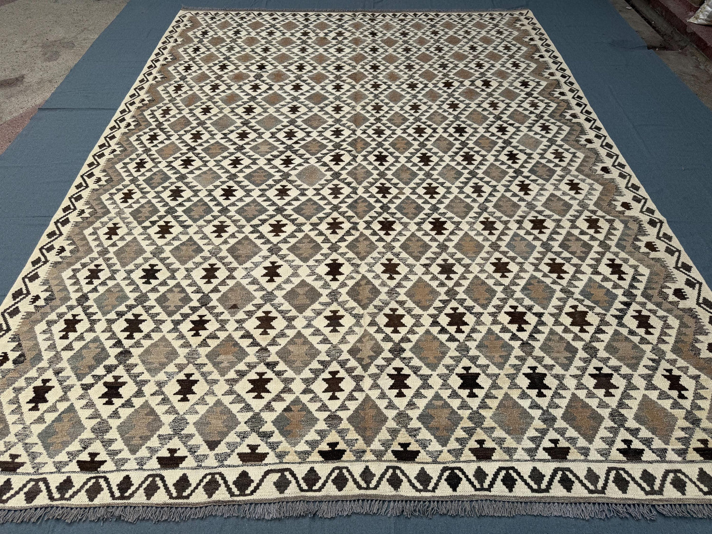 Handmade Kilim Rug -Geometric Wool Flatweave in Neutral Earthy Tones,Turkish Kilim Rug - Handwoven Geometric Wool Carpet in Beige and Brown.